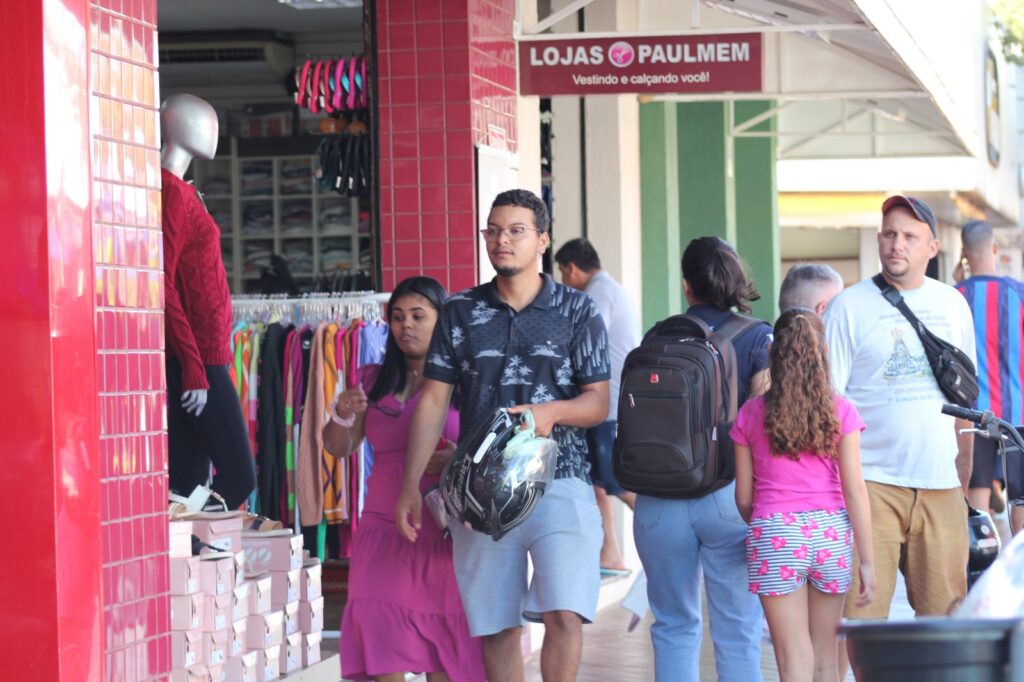 Imagem mostra consumidores andando na principal rua do comércio de Sertãozinho.