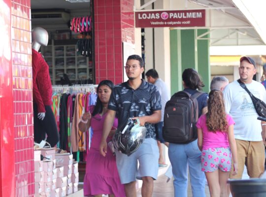 Imagem mostra consumidores andando na principal rua do comércio de Sertãozinho.