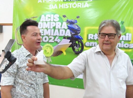 Foto mostra momento de um dos sorteios da promoção Carnaval de Ofertas.