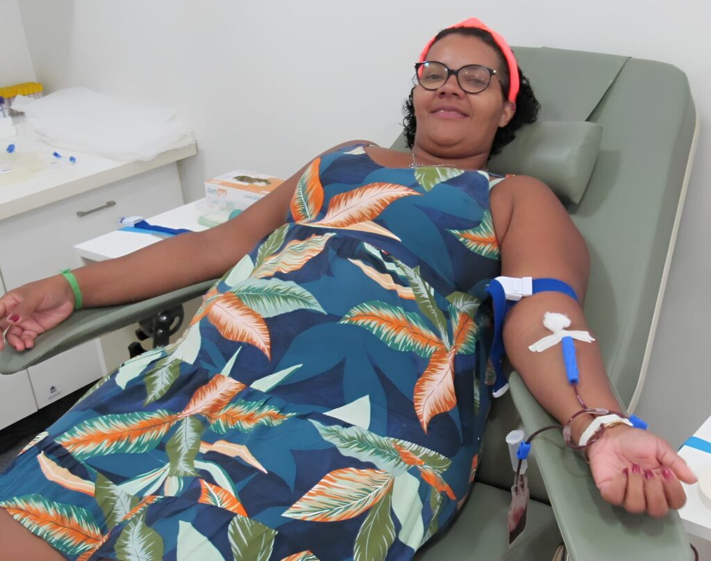 Foto mostra mulher doando sangue.