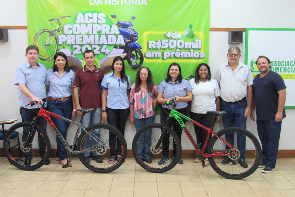 Foto colorida mostra ganhadores do sorteio da promoção Mês Mundial da Saúde.