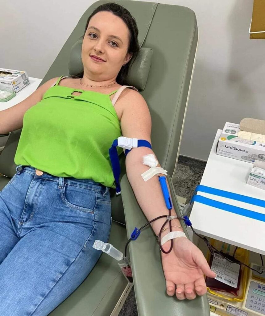 Mulher jovem doando sangue.