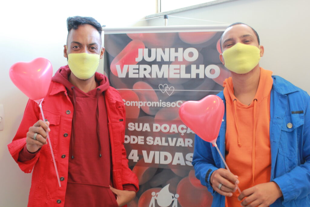 Casal de doadores incentiva a doação de sangue.