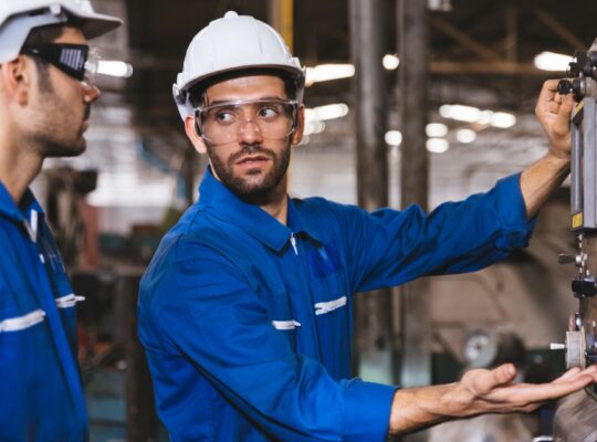 Foto colorida mostra trabalhadores da área de manutenção.