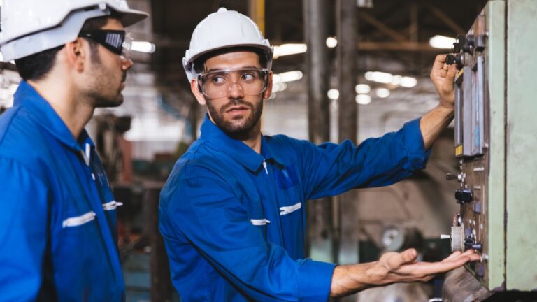 Foto colorida mostra trabalhadores da área de manutenção.