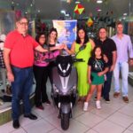 Promoção “Mês das Mães”: ACIS oficializa entrega de mais uma moto elétrica zero quilômetro