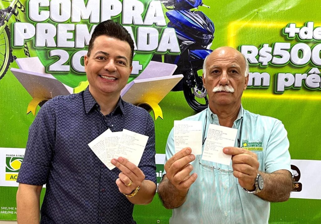 Representantes da ACIS exibem cupons sorteados na promoção "Mês dos Namorados".