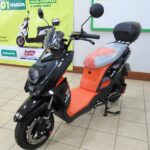 ACIS realiza entrega de uma moto elétrica 0 km à sorteada na promoção “Mês das Mães”