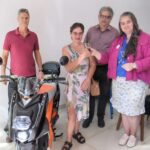 ACIS oficializa a entrega de mais uma moto elétrica 0 km; desta vez, pela promoção “Mês das Mães”
