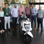 ACIS realiza a entrega de uma moto elétrica 0 km ao ganhador da promoção “Mês dos Pais”